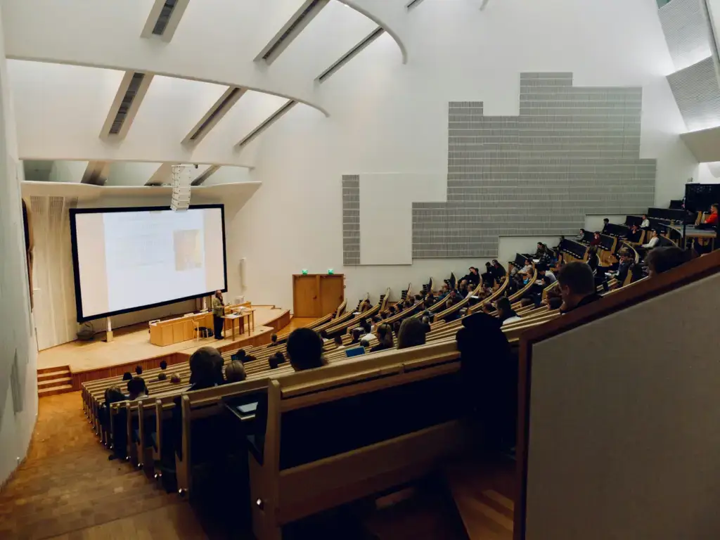 Brandschutzwände in Universitäten und Schulen.