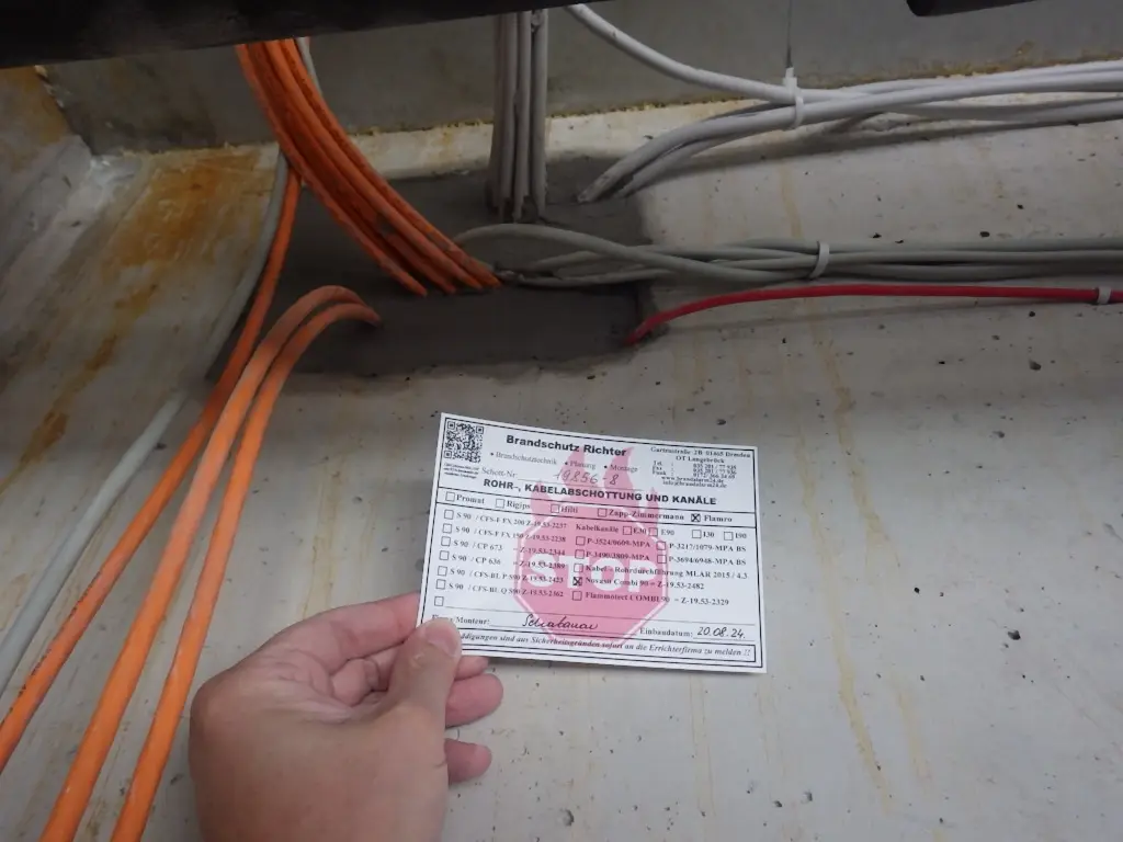 Brandabschottungen für Kabel und Rohre.