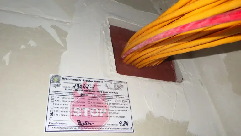 Brandschutz Richter: Montage einer Hilti S90 Kabelschottung in öffentlichem Gebäude.